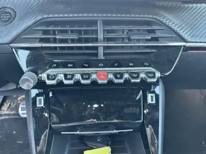 Photo 12 Peugeot 2008  PureTech 130 S&S BVM6 GT