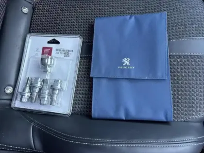 Photo 15 Peugeot 2008  PureTech 130 S&S BVM6 GT