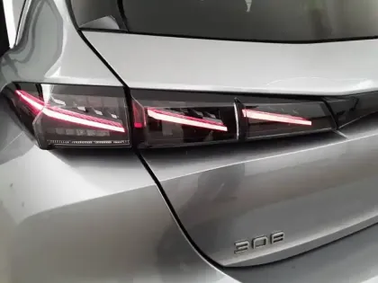 Photo 16 Peugeot 308  PureTech 130ch S&S EAT8