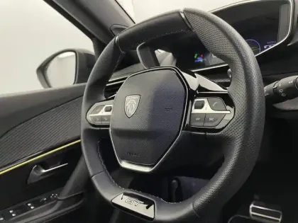Photo 90 Peugeot 2008  Hybrid 145 e-DCS6