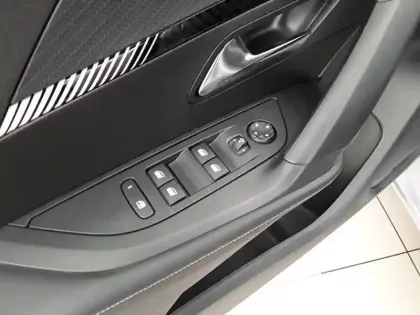 Photo 21 Peugeot 2008  Hybrid 145 e-DCS6