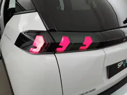 Photo 36 Peugeot 2008  PureTech 100 S&S BVM6