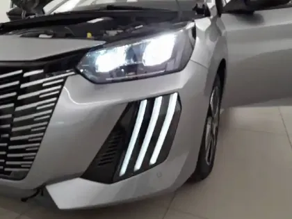 Photo 15 Peugeot 208  Hybrid 100 e-DCS6