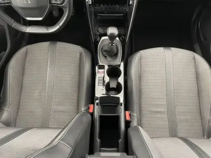 Photo 30 Peugeot 2008  PureTech 130 S&S BVM6