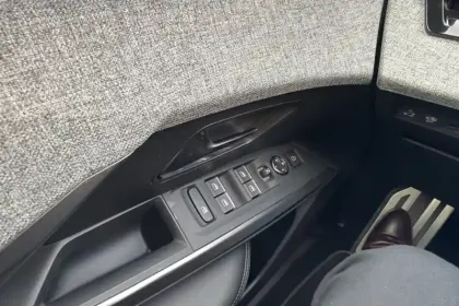 Photo 80 Peugeot 3008  Electrique 73 kWh 210 ch