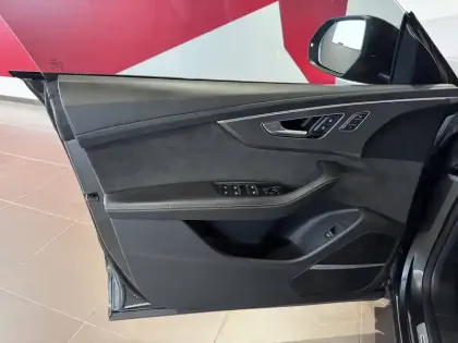 Photo 12 Audi Q8 RS  TFSI 600 ch Tiptronic 8 Quattro