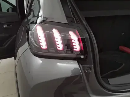 Photo 16 Peugeot 208  PureTech 100 S&S EAT8