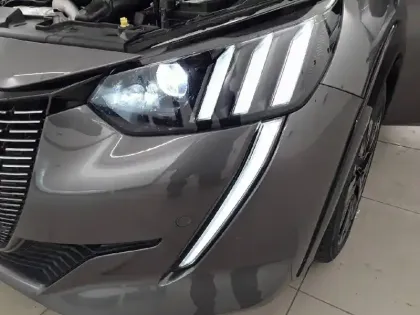 Photo 39 Peugeot 208  PureTech 100 S&S EAT8