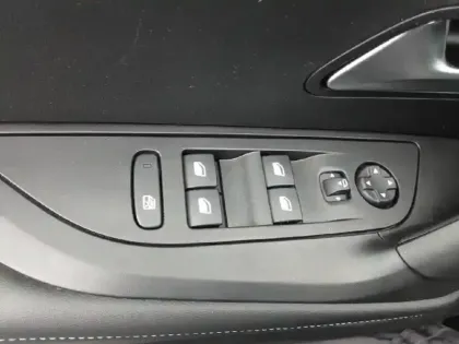 Photo 48 Peugeot 2008  Electrique 136 ch