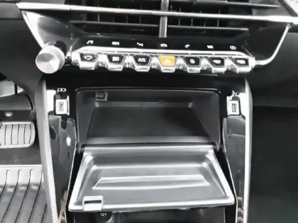 Photo 86 Peugeot 2008  Electrique 136 ch