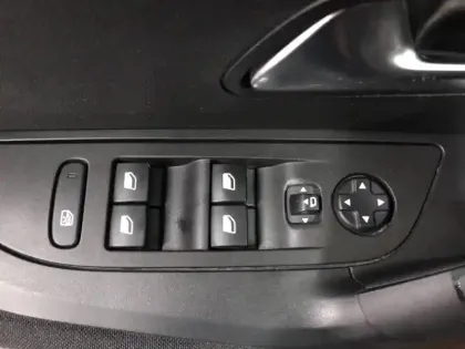 Photo 13 Peugeot 2008  Moteur électrique 136 ch