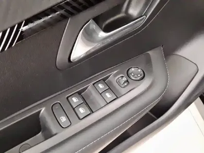 Photo 46 Peugeot 208  Hybrid 100 e-DCS6