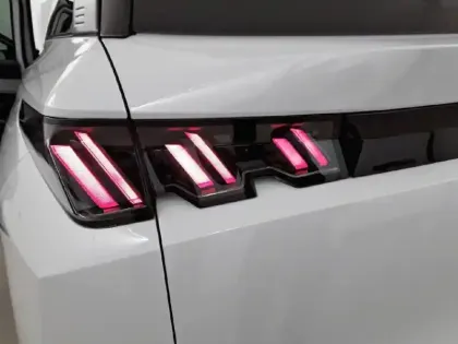 Photo 56 Peugeot 5008  Hybrid 136 e-DCS6