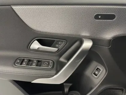 Photo 24 Mercedes Classe A  250 e 8G-DCT