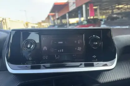 Photo 43 Peugeot 208  PureTech 75 S&S BVM5