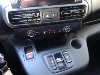 Photo 26 Opel Combo Cargo  M 800kg Electrique 136ch Batterie 54 kWh Pack Premium Connect