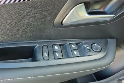 Photo 15 Peugeot 208  Hybrid 110 e-DCS6