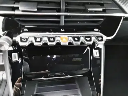 Photo 21 Peugeot 2008  Hybrid 145 e-DCS6