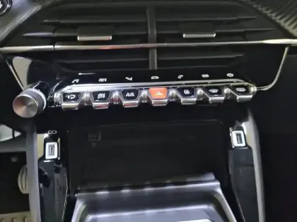 Photo 24 Peugeot 208  PureTech 100 S&S BVM6