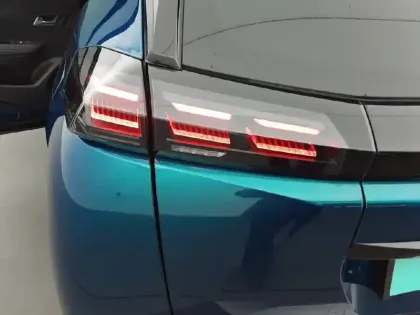 Photo 32 Peugeot 2008  Hybrid 145 e-DCS6