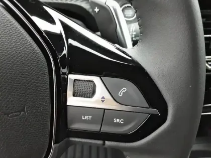 Photo 37 Peugeot 2008  Hybrid 145 e-DCS6