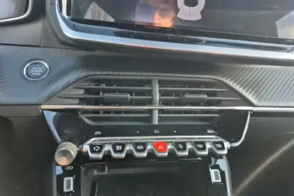 Photo 65 Peugeot 2008  Hybrid 145 e-DCS6