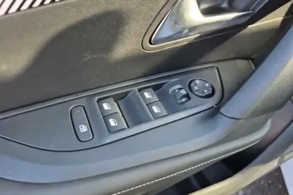 Photo 15 Peugeot 2008  Hybrid 145 e-DCS6