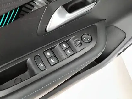 Photo 42 Peugeot 208  PureTech 100 S&S BVM6