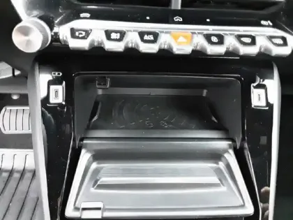 Photo 48 Peugeot 2008  Hybrid 145 e-DCS6