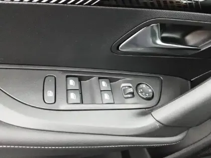 Photo 72 Peugeot 2008  Hybrid 145 e-DCS6