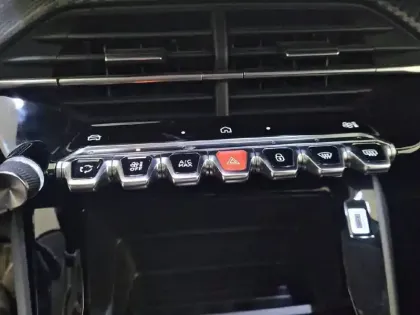 Photo 24 Peugeot 208  Hybrid 100 e-DCS6