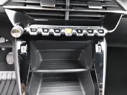 Photo 21 Peugeot 2008  PureTech 100 S&S BVM6