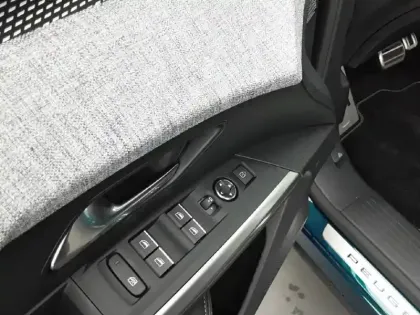 Photo 17 Peugeot 3008  Hybrid 145 e-DCS6