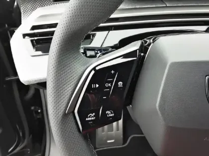 Photo 54 Peugeot 5008  Hybrid 145 e-DCS6