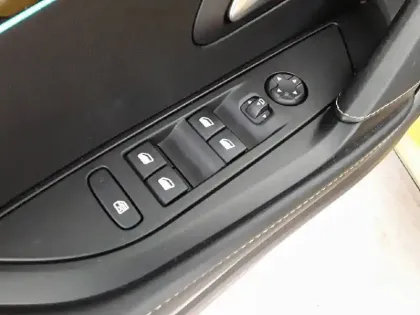 Photo 22 Peugeot 208  Electrique 50 kWh 136ch