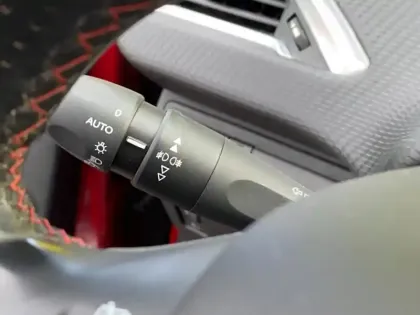 Photo 8 Peugeot 2008  1.2 Turbo 110ch E6.c GT Line S&S 5cv