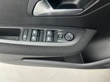 Photo 14 Peugeot 208  PureTech 75 S&S BVM5