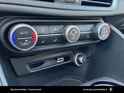 Photo 86 Alfa Romeo Giulia  2.0 T 200 ch AT8