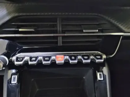 Photo 73 Peugeot 208  PureTech 100 S&S BVM6