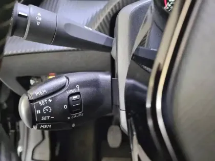 Photo 75 Peugeot 208  PureTech 100 S&S BVM6