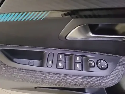 Photo 79 Peugeot 208  PureTech 100 S&S BVM6