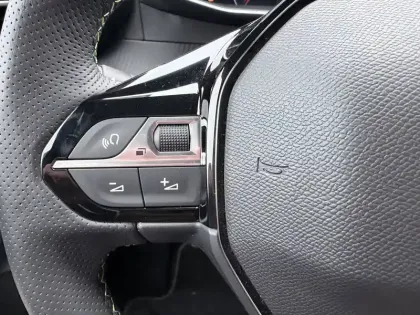 Photo 17 Peugeot 208  PureTech 100 S&S BVM6