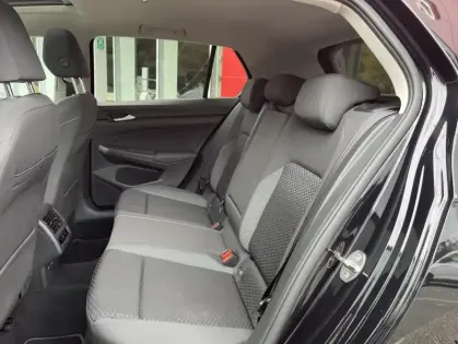 Photo 11 Volkswagen Golf VIII Hatchback 1.0 eTSi DSG7 110CH