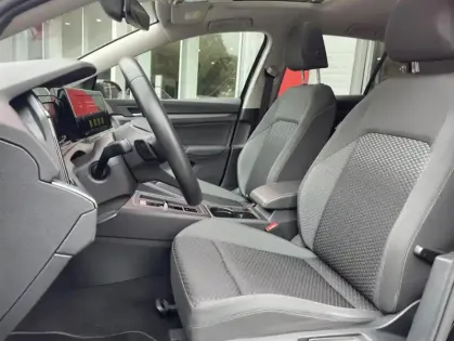 Photo 10 Volkswagen Golf VIII Hatchback 1.0 eTSi DSG7 110CH