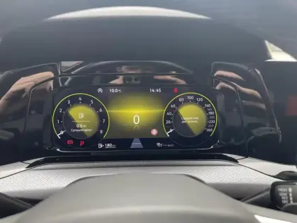 Photo 15 Volkswagen Golf VIII Hatchback 1.0 eTSi DSG7 110CH