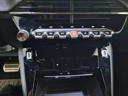 Photo 46 Peugeot 2008  Electrique 136 ch