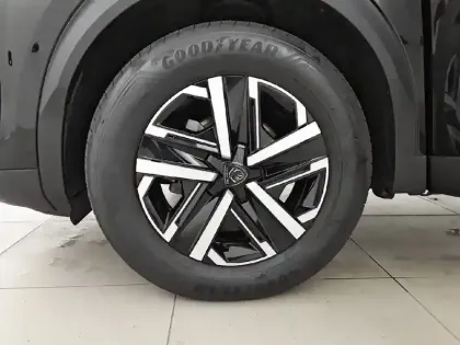 Photo 32 Peugeot 2008  PureTech 100 S&S BVM6