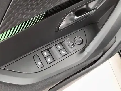 Photo 42 Peugeot 2008  PureTech 100 S&S BVM6