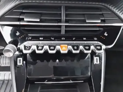 Photo 46 Peugeot 2008  Electrique 136 ch