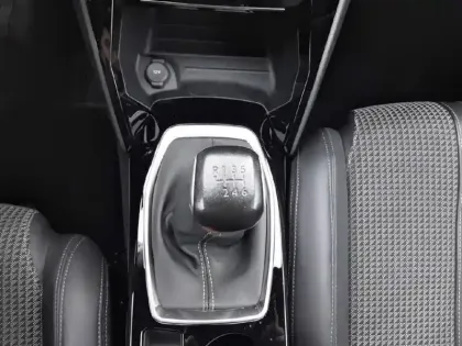 Photo 13 Peugeot 2008  PureTech 130 S&S BVM6